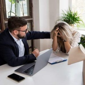 Jefe hace acoso laboral a empleada